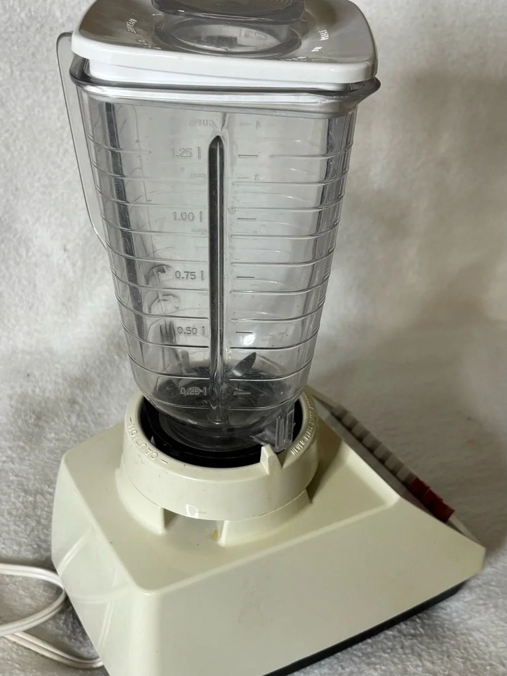 Oster Clear Pitcher Blender with Cream Base